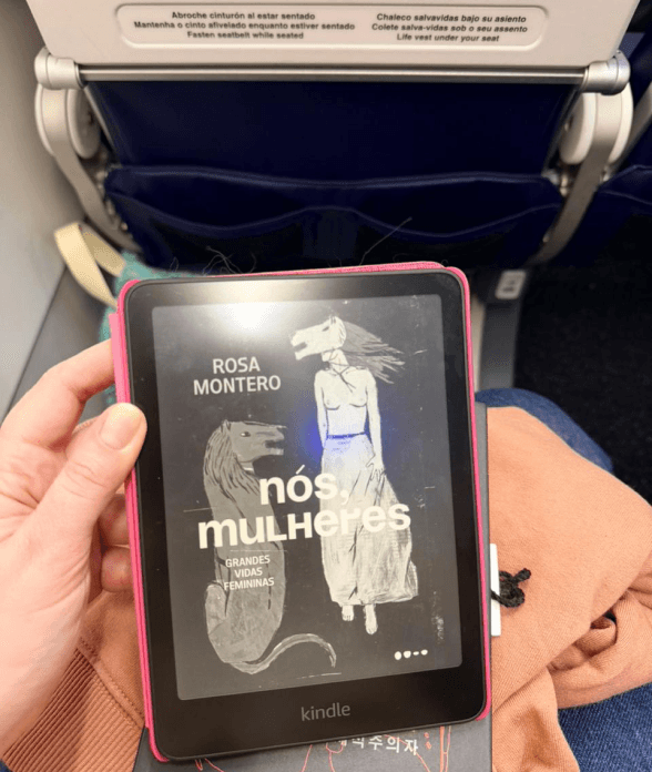 The book nós, mulheres open on an e-reader