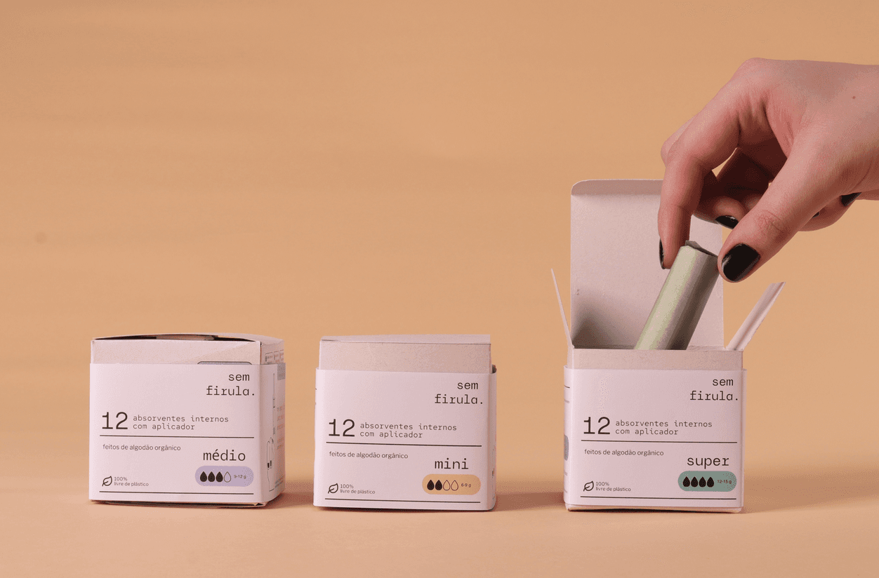 Caixa da Sem Firula aberta com aplicadores de papel kraft e um absorvente montado à frente