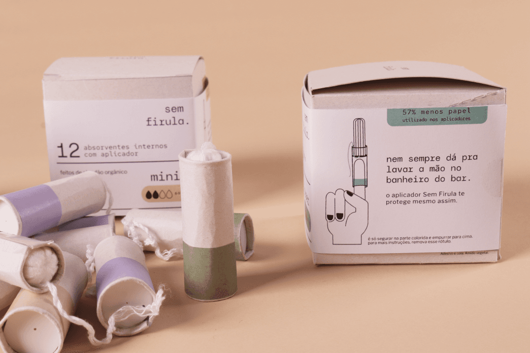 Caixa mini da Sem Firula ao lado de aplicadores de papel soltos